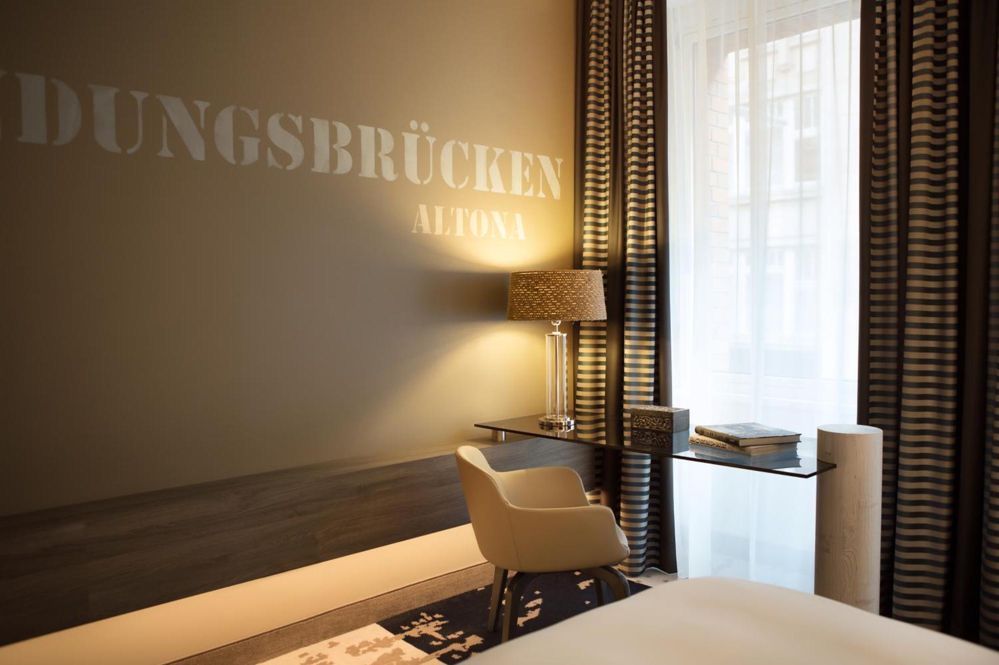 Renaissance Hamburg Hotel Kültér fotó A room at the hotel