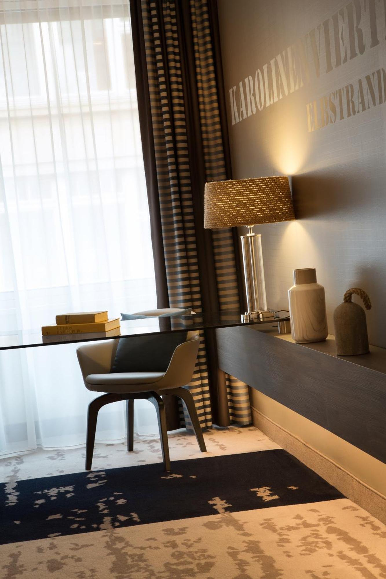 Renaissance Hamburg Hotel Kültér fotó A table lamp