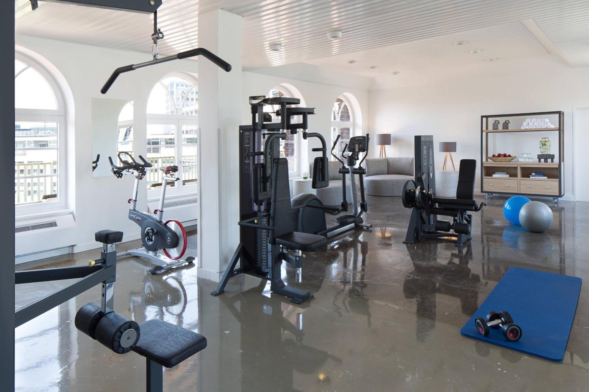 Renaissance Hamburg Hotel Kültér fotó A home gym