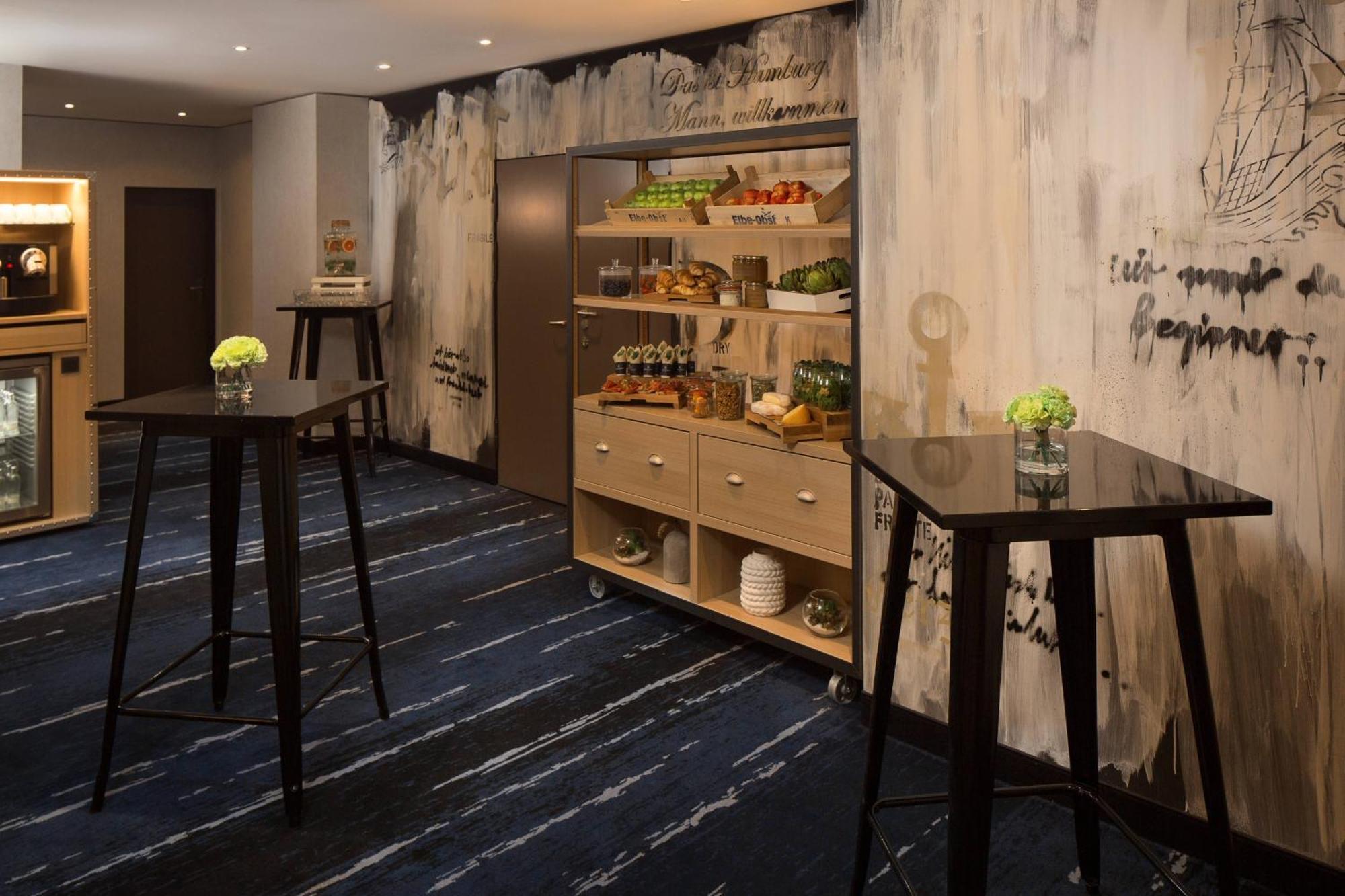 Renaissance Hamburg Hotel Kültér fotó The lounge at the airport