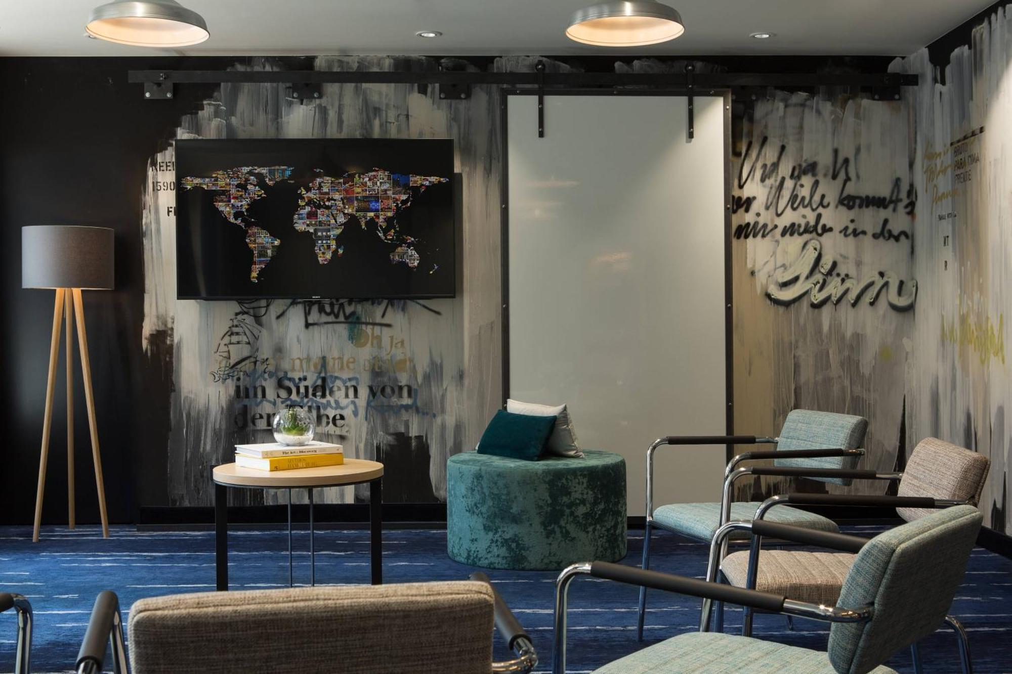 Renaissance Hamburg Hotel Kültér fotó The lounge at the airport