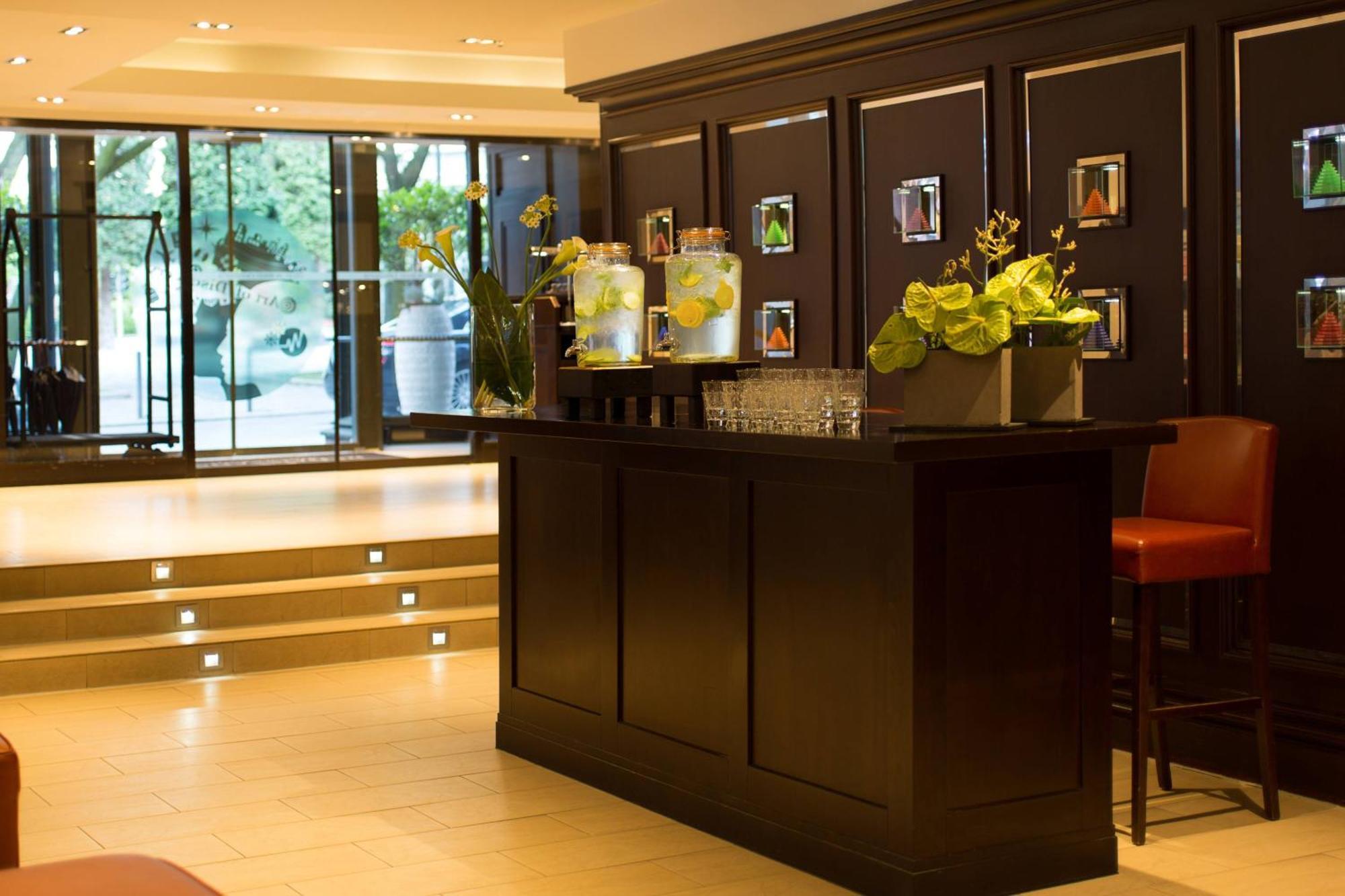 Renaissance Hamburg Hotel Kültér fotó The bar at the hotel