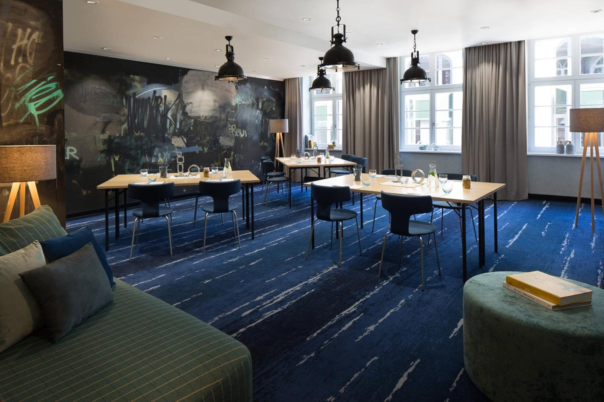 Renaissance Hamburg Hotel Kültér fotó The library