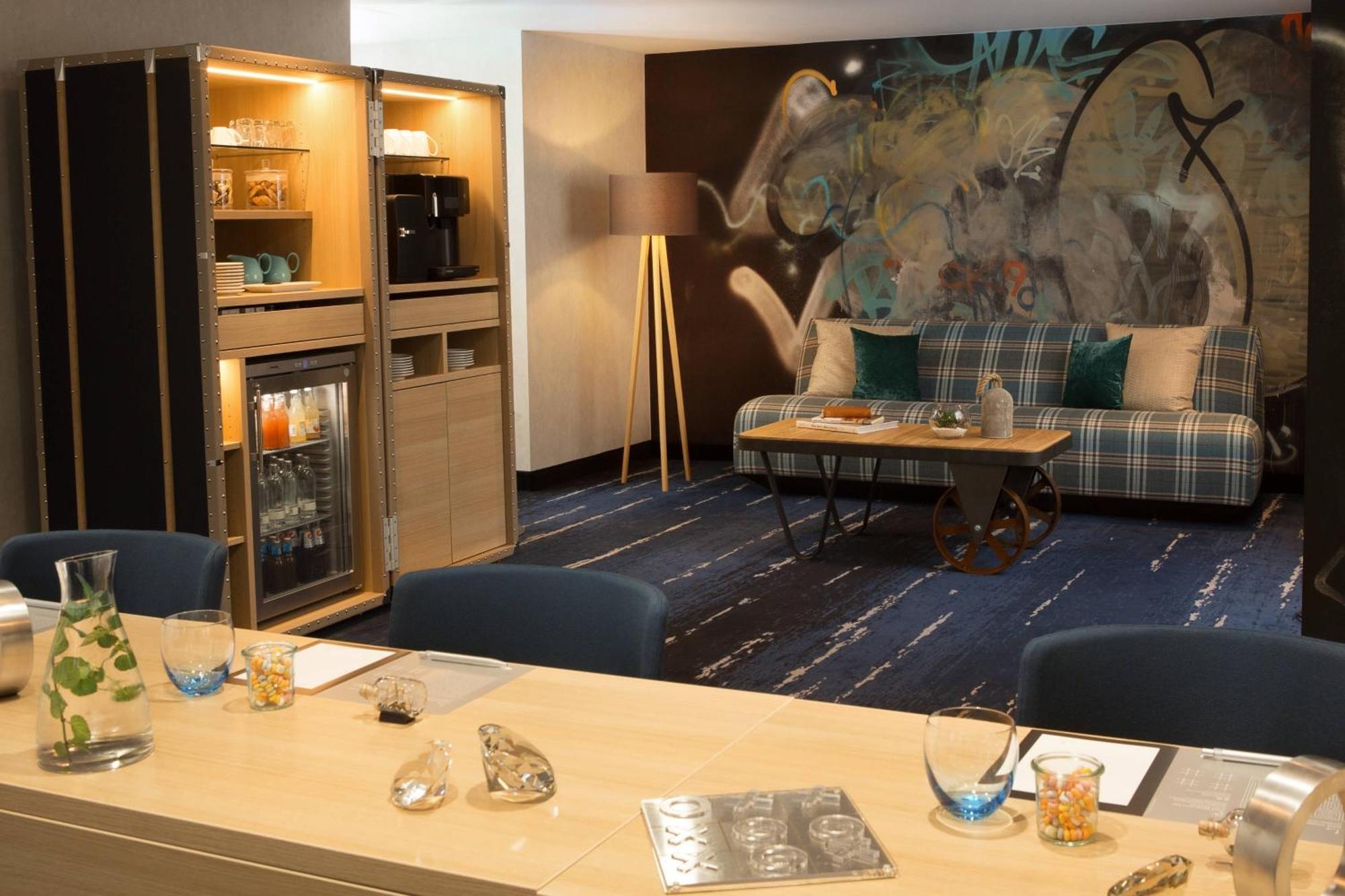 Renaissance Hamburg Hotel Kültér fotó A suite at the hotel