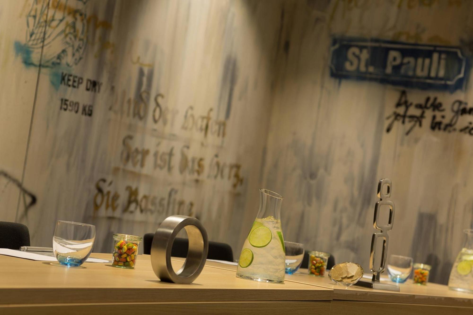 Renaissance Hamburg Hotel Kültér fotó Chemistry lab