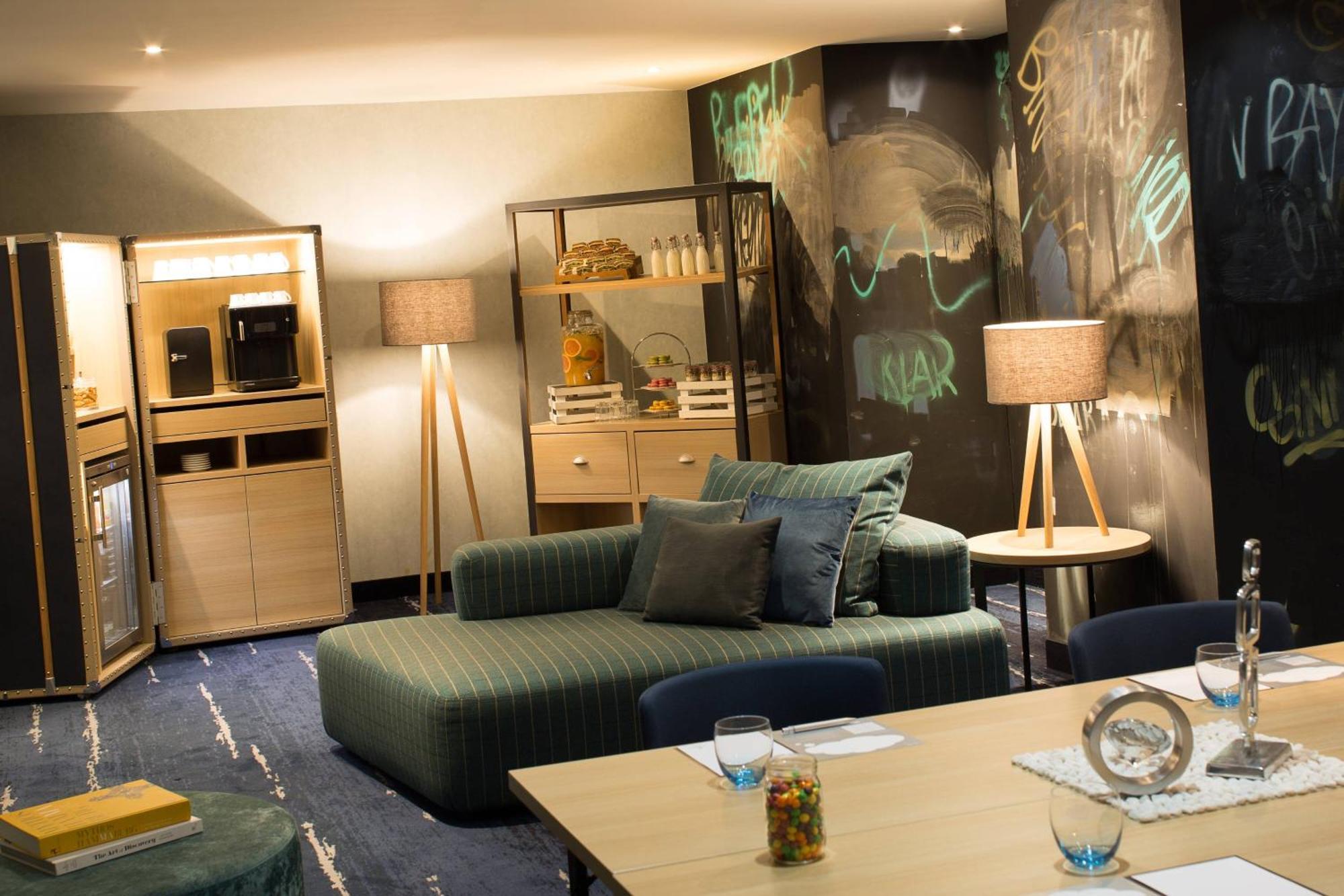 Renaissance Hamburg Hotel Kültér fotó A suite at the hotel