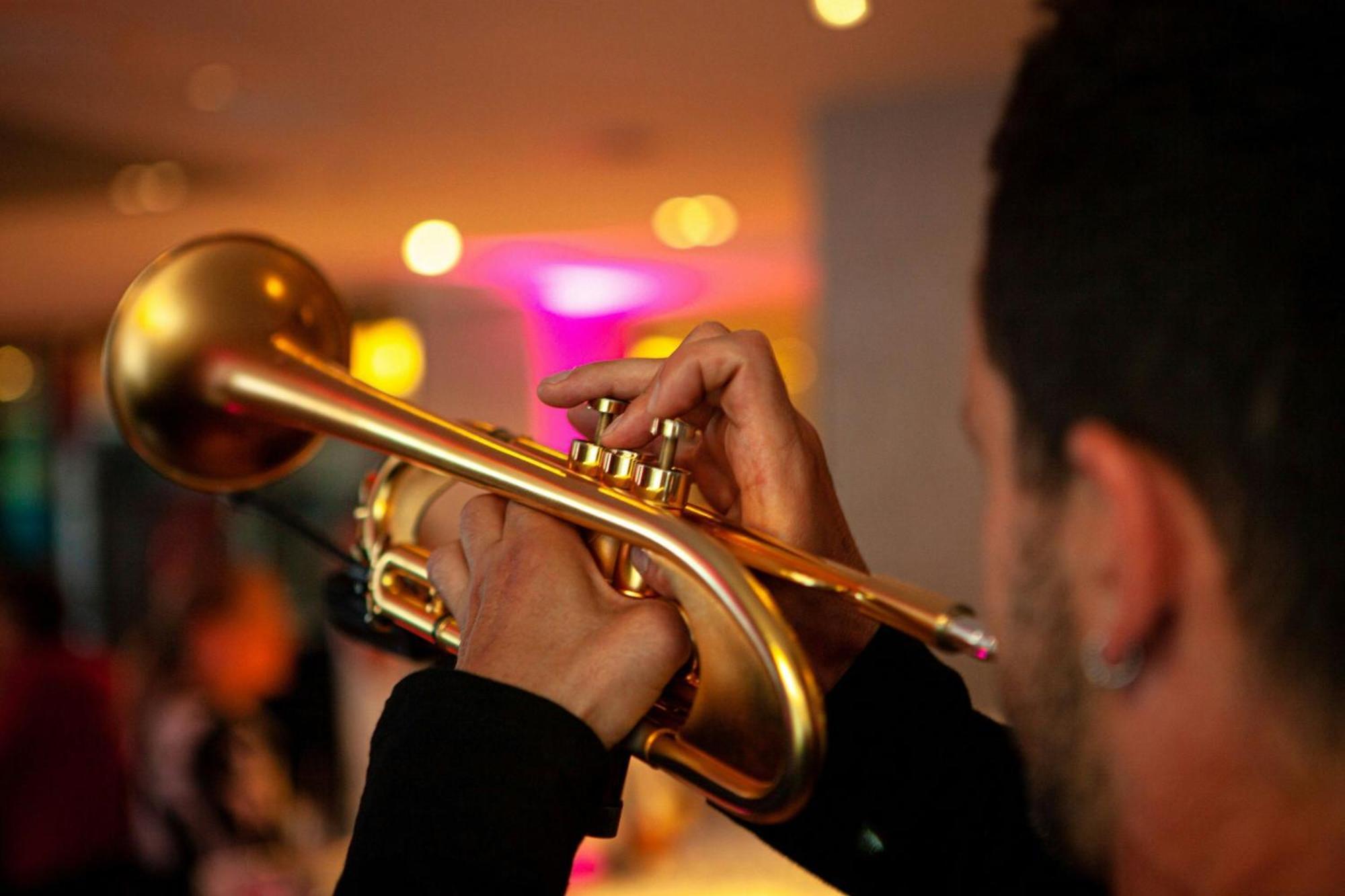 Renaissance Hamburg Hotel Kültér fotó A trumpet player