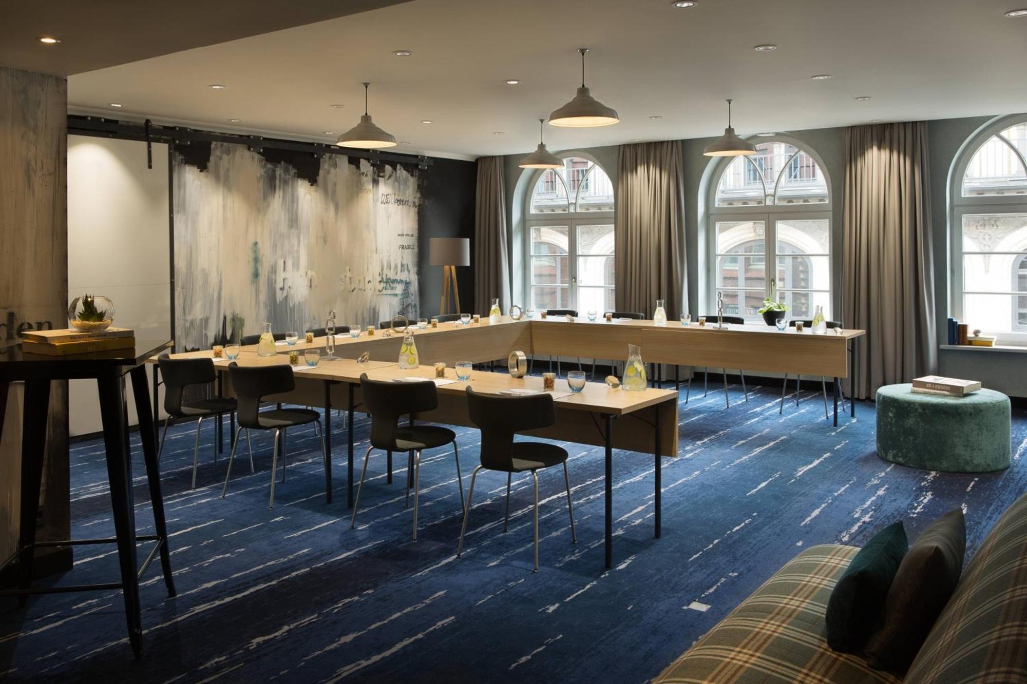 Renaissance Hamburg Hotel Kültér fotó The meeting room