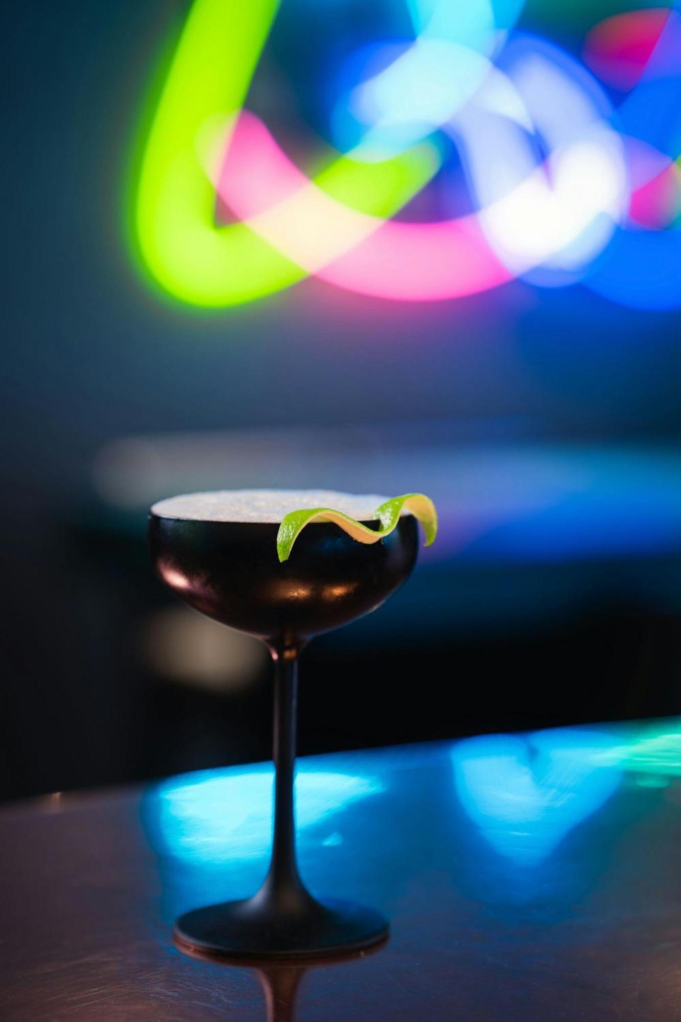 Renaissance Hamburg Hotel Kültér fotó A grasshopper cocktail