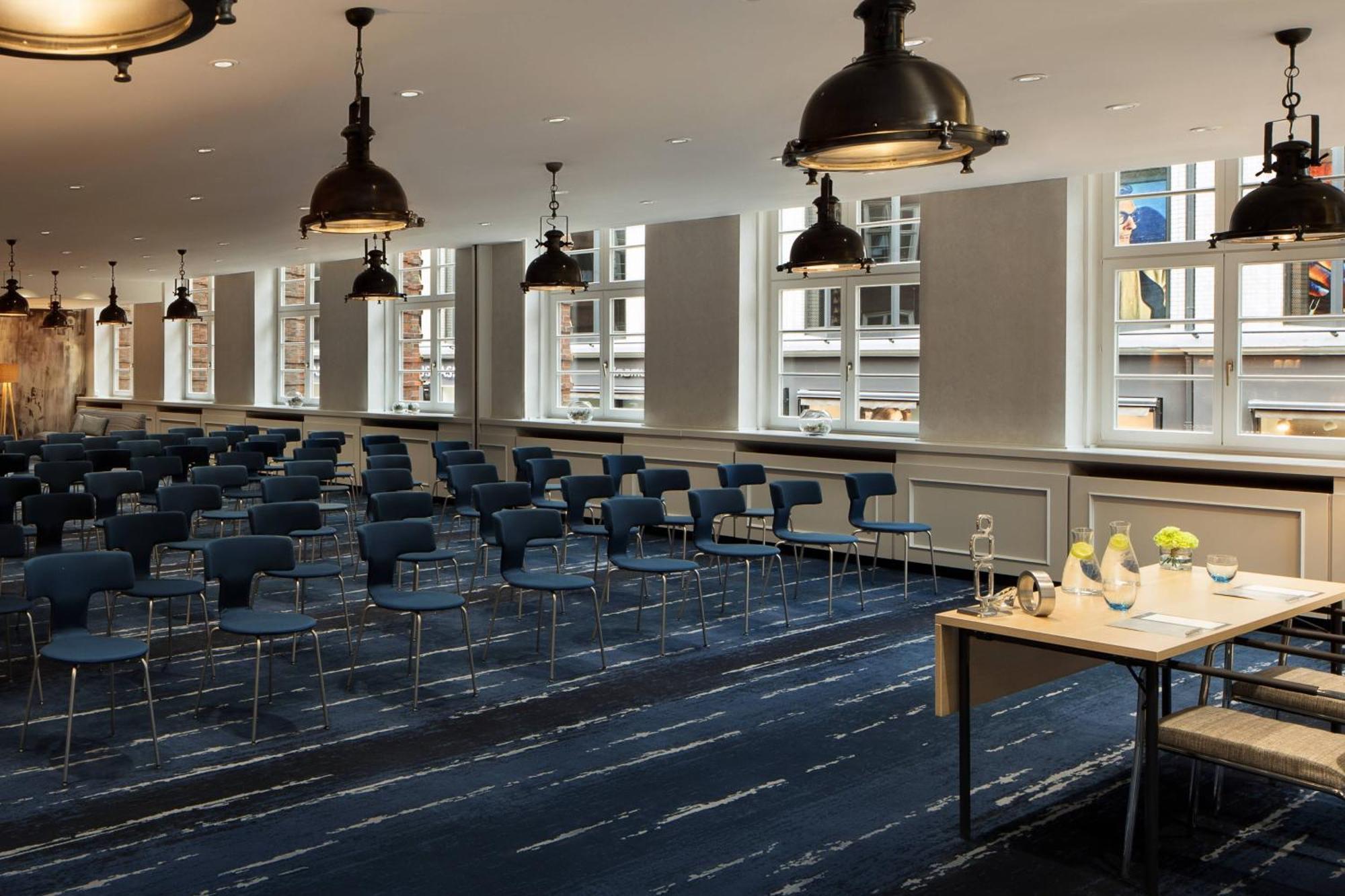 Renaissance Hamburg Hotel Kültér fotó The Library