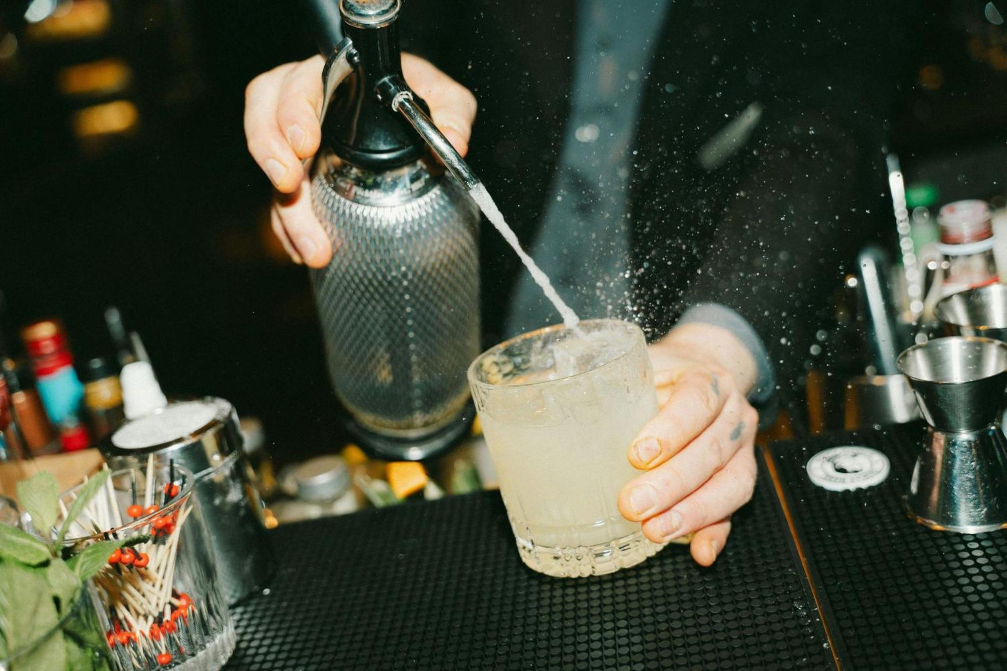 Renaissance Hamburg Hotel Kültér fotó Soda siphon in use