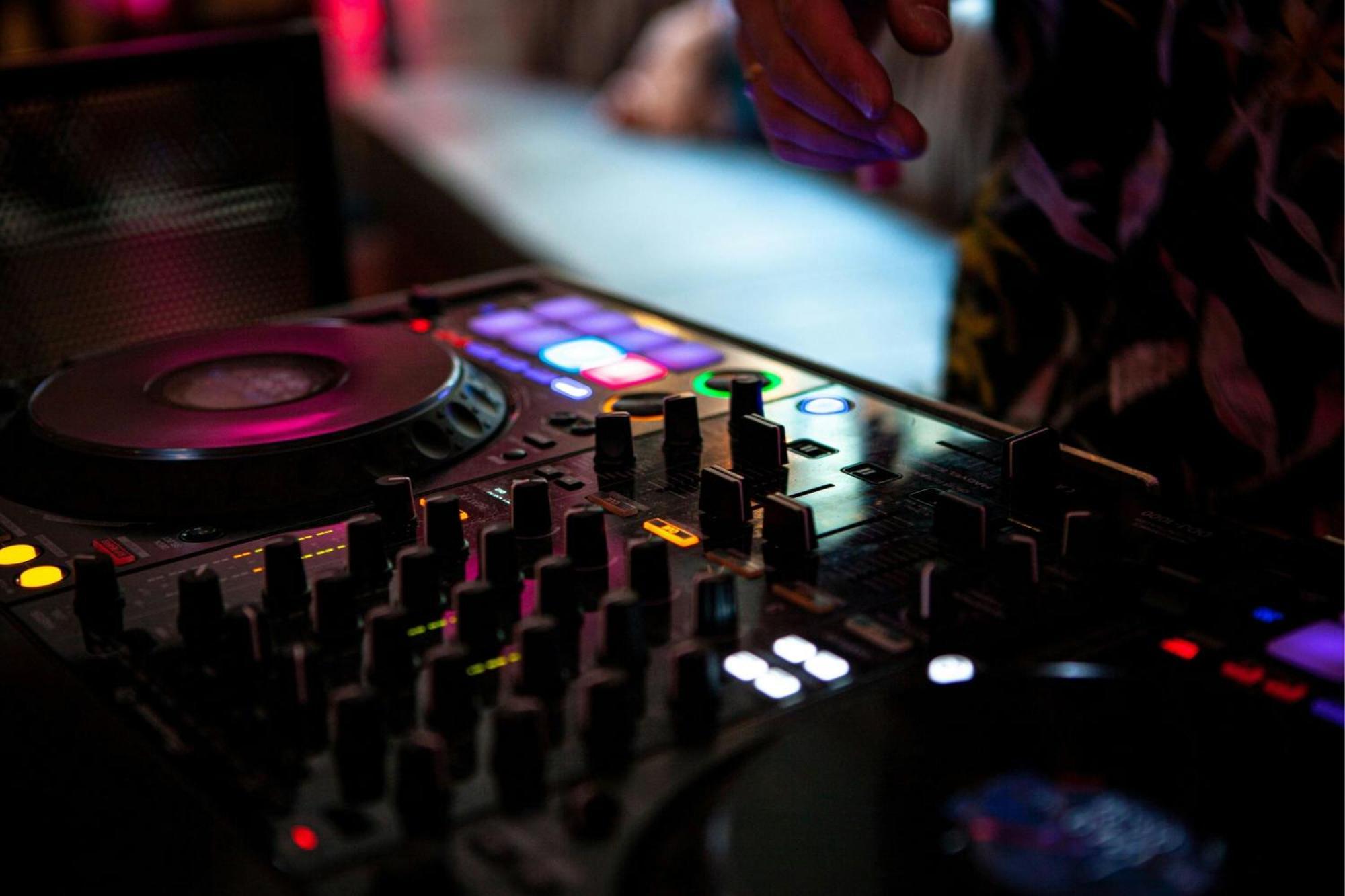 Renaissance Hamburg Hotel Kültér fotó A DJ mixing music