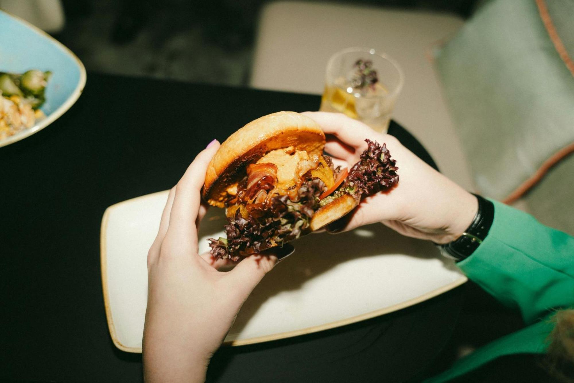 Renaissance Hamburg Hotel Kültér fotó A burger being held in the hand