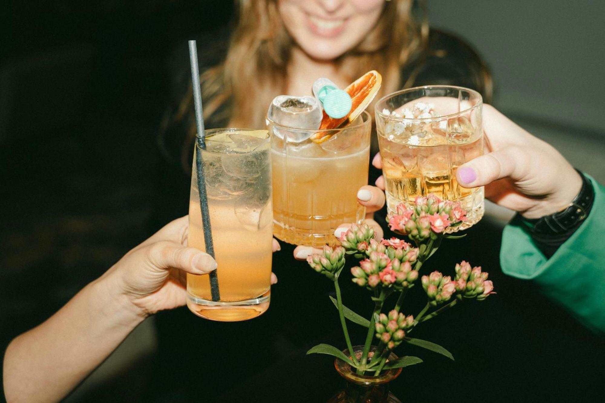 Renaissance Hamburg Hotel Kültér fotó A toast with cocktails
