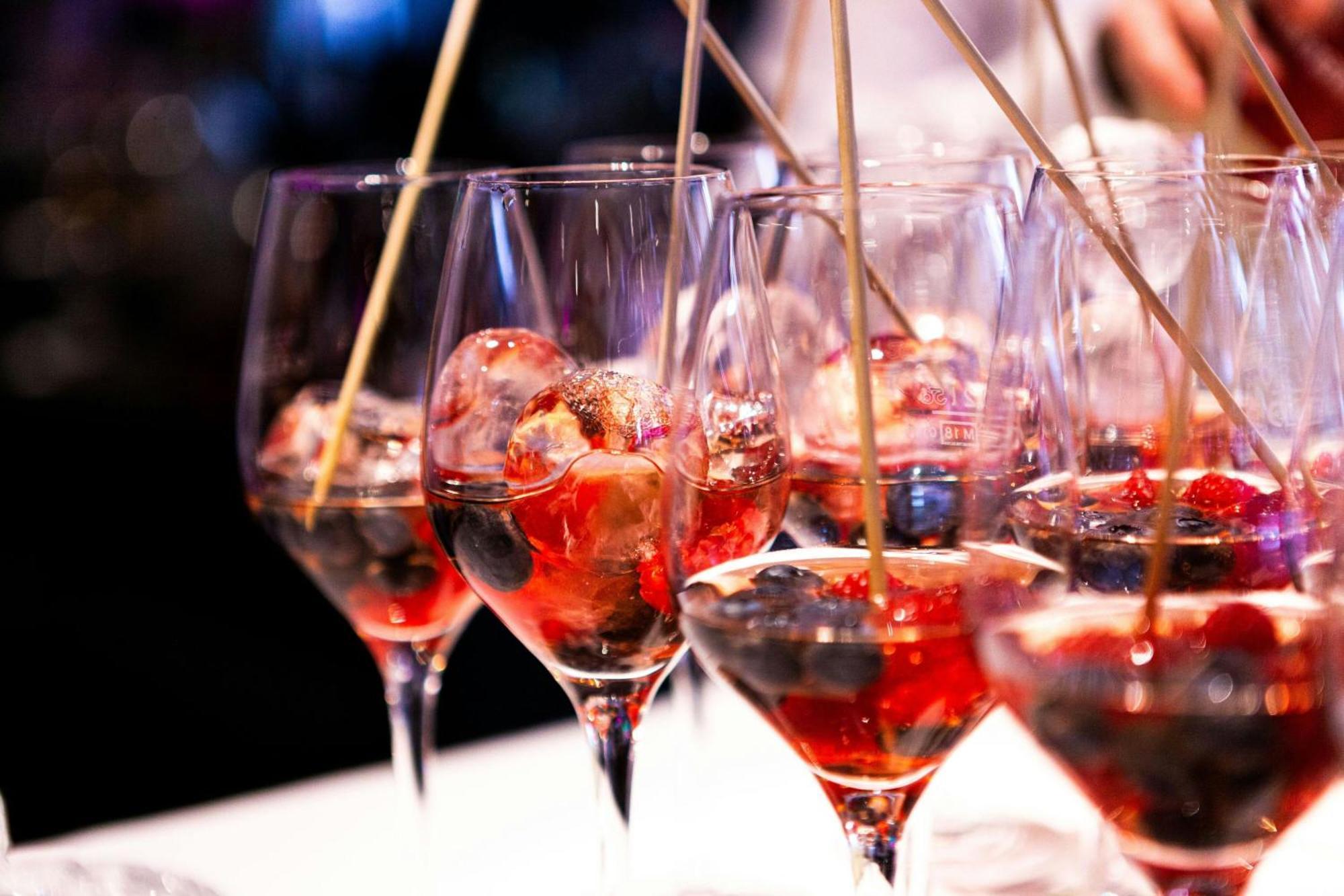 Renaissance Hamburg Hotel Kültér fotó A row of cocktails