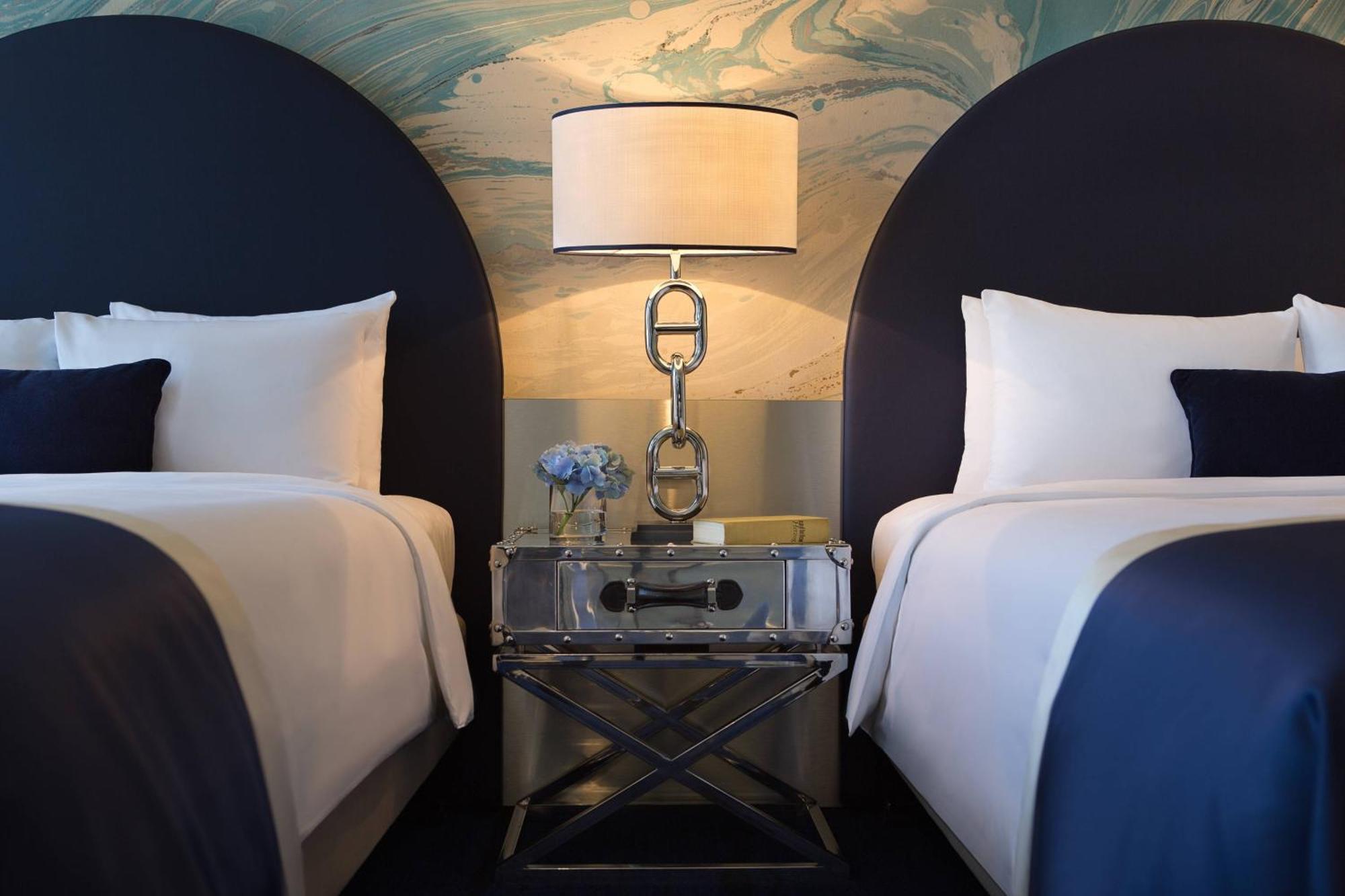 Renaissance Hamburg Hotel Kültér fotó A guest room at the Hotel Indigo