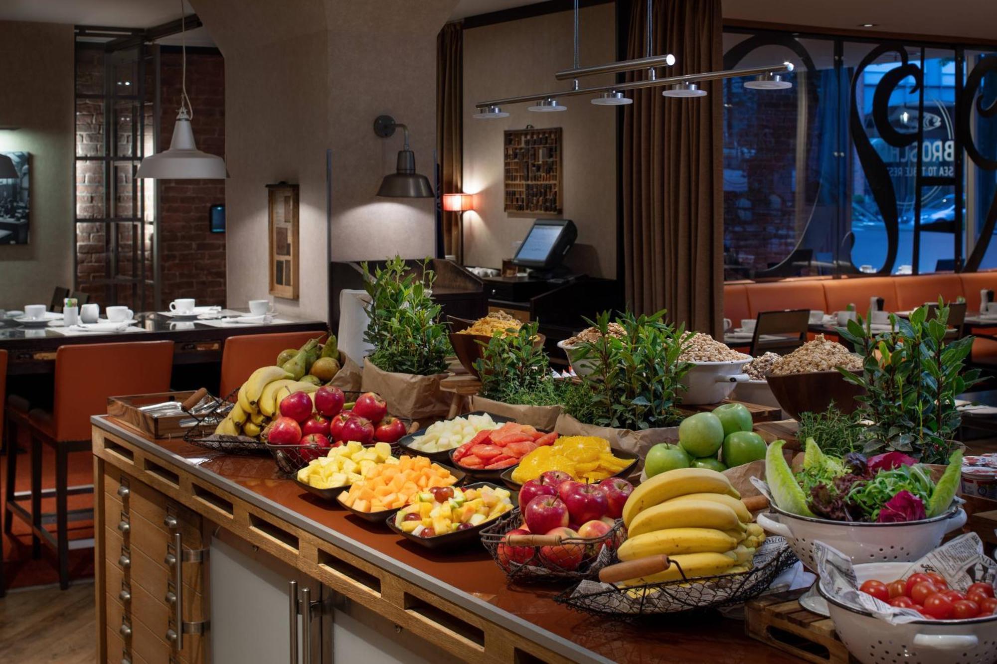 Renaissance Hamburg Hotel Kültér fotó A buffet at a hotel