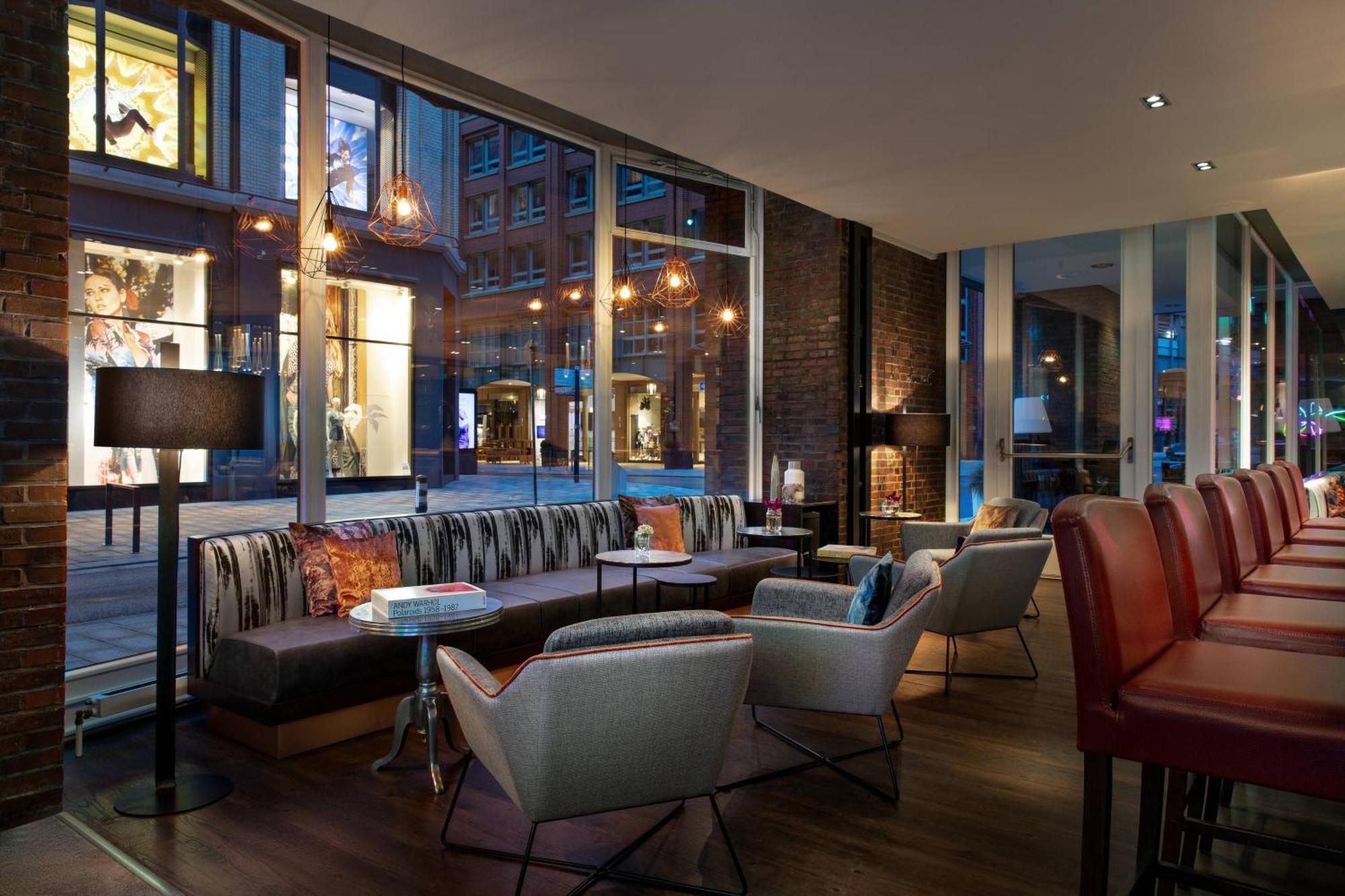 Renaissance Hamburg Hotel Kültér fotó The bar at the W London