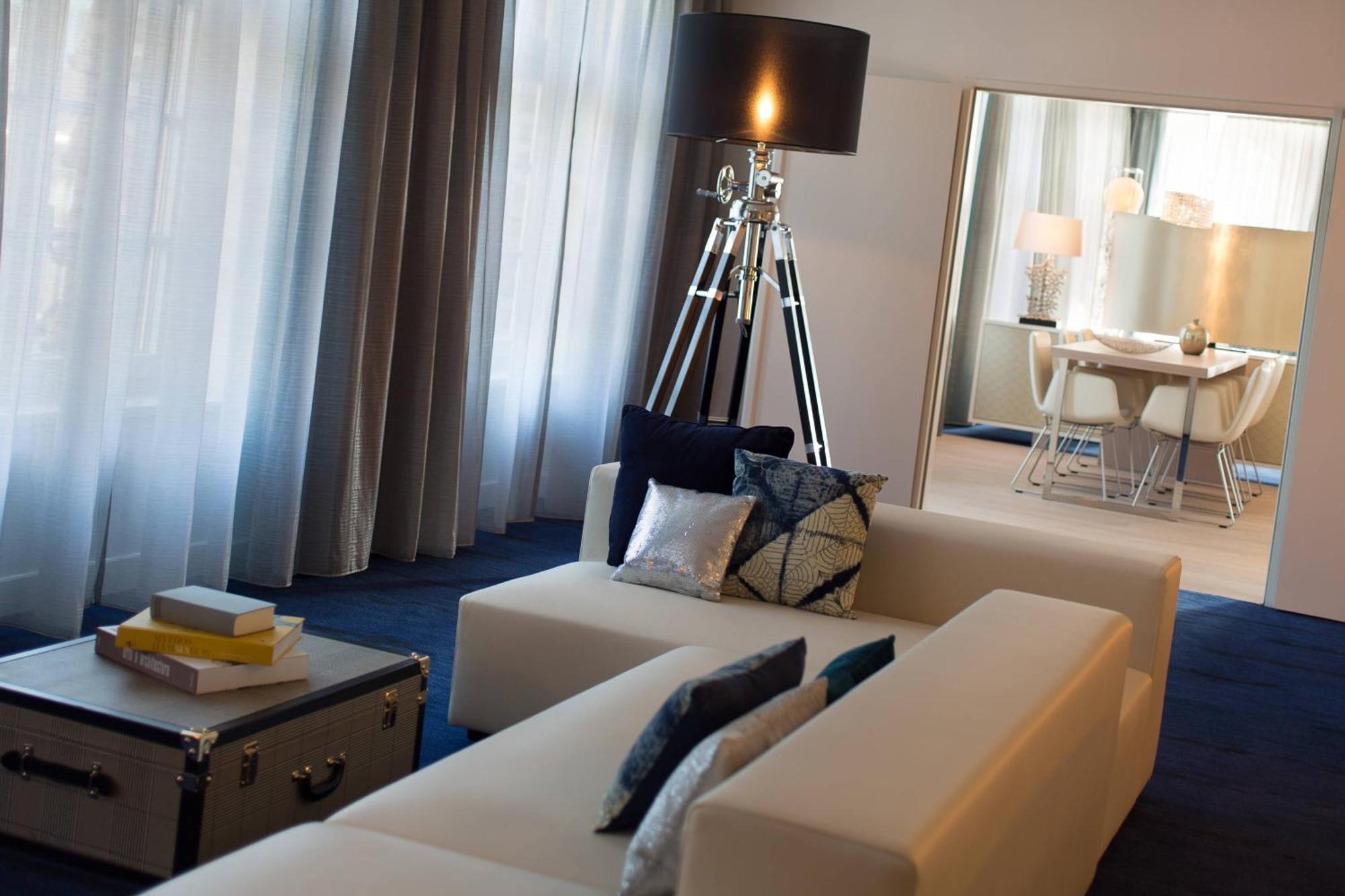 Renaissance Hamburg Hotel Kültér fotó A suite at the hotel