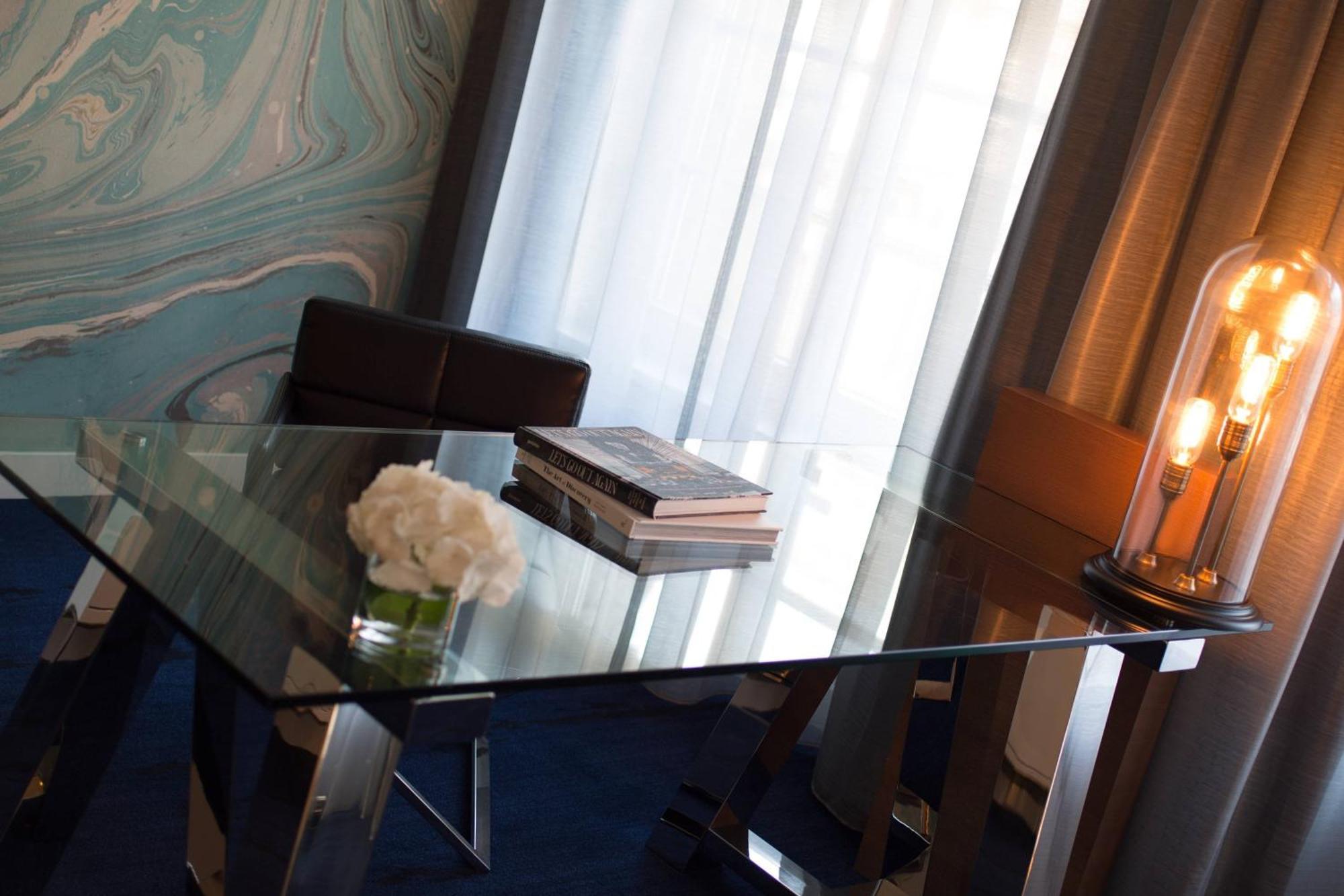 Renaissance Hamburg Hotel Kültér fotó A glass table
