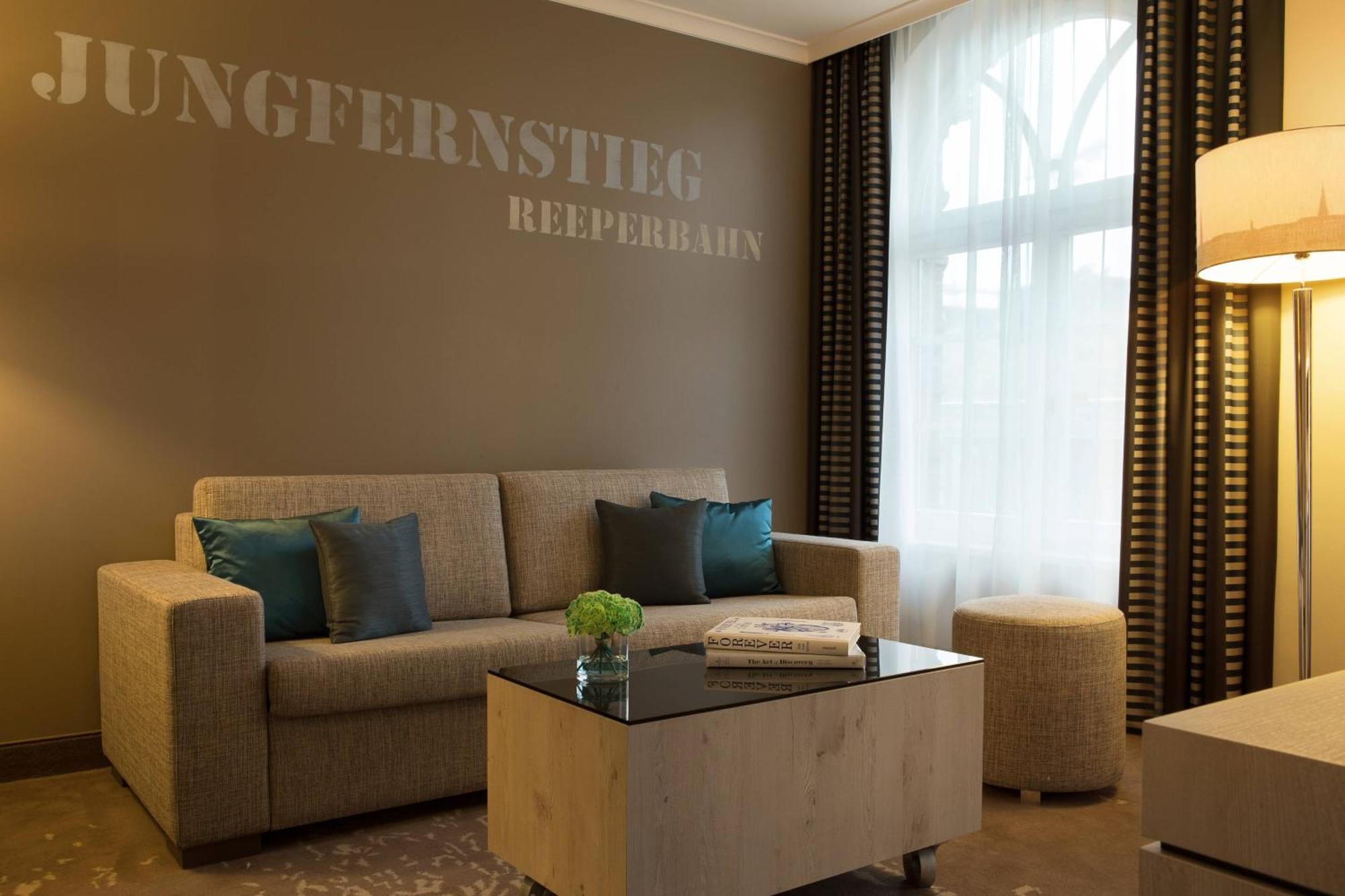 Renaissance Hamburg Hotel Kültér fotó A suite at the hotel