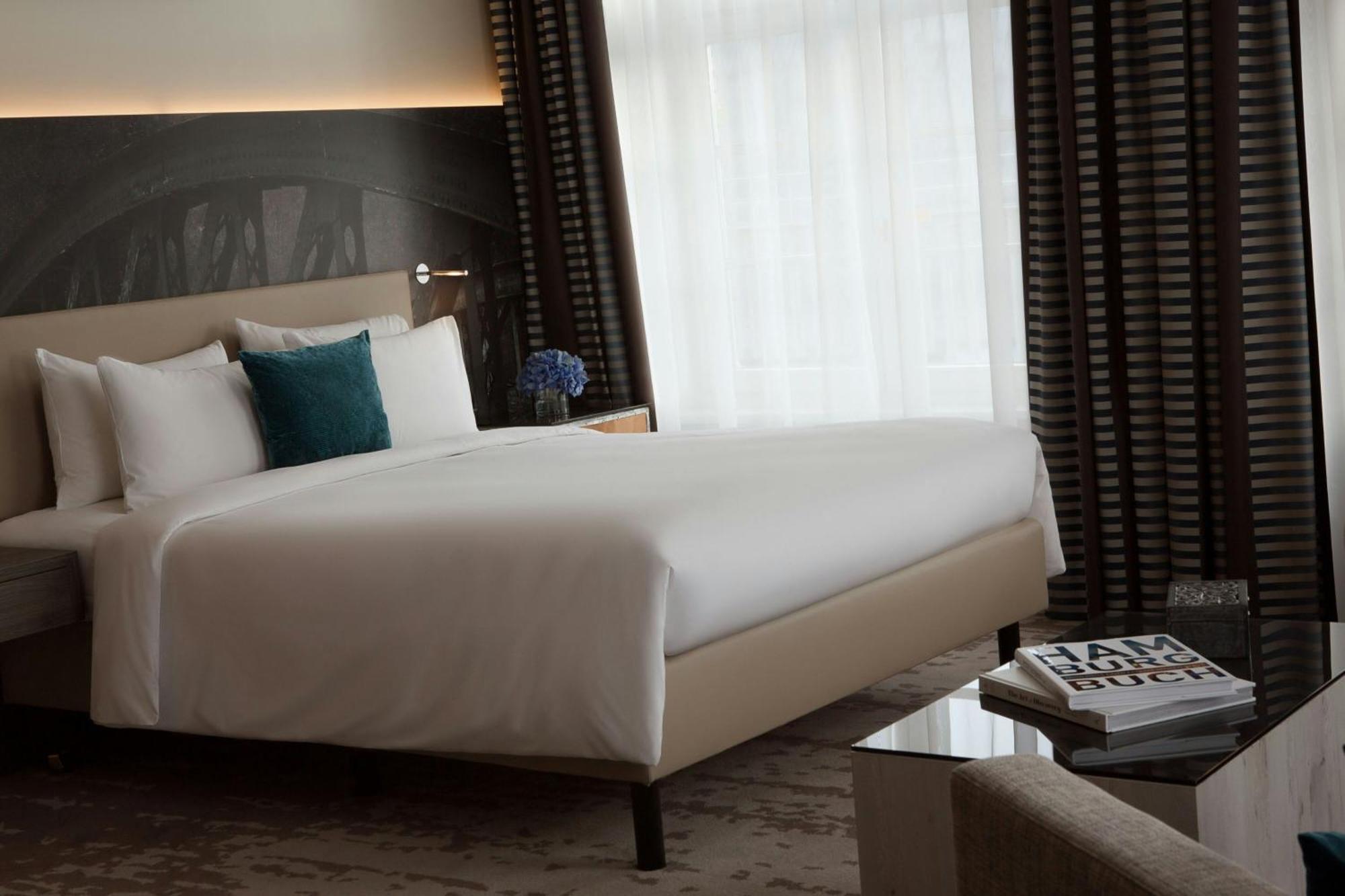 Renaissance Hamburg Hotel Kültér fotó A bedroom at the hotel