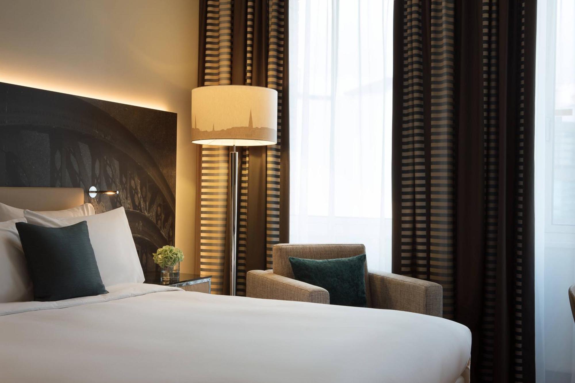 Renaissance Hamburg Hotel Kültér fotó A room at the hotel
