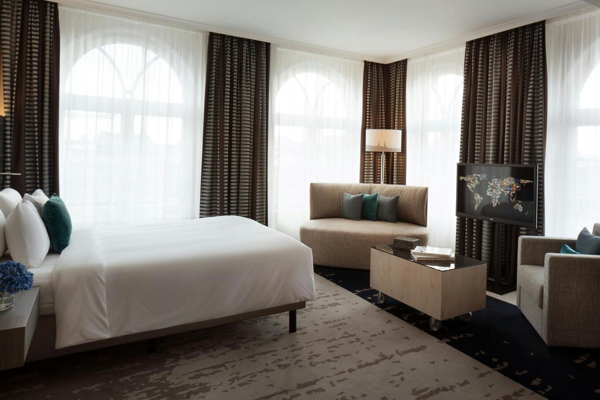 Renaissance Hamburg Hotel Kültér fotó A room at the hotel