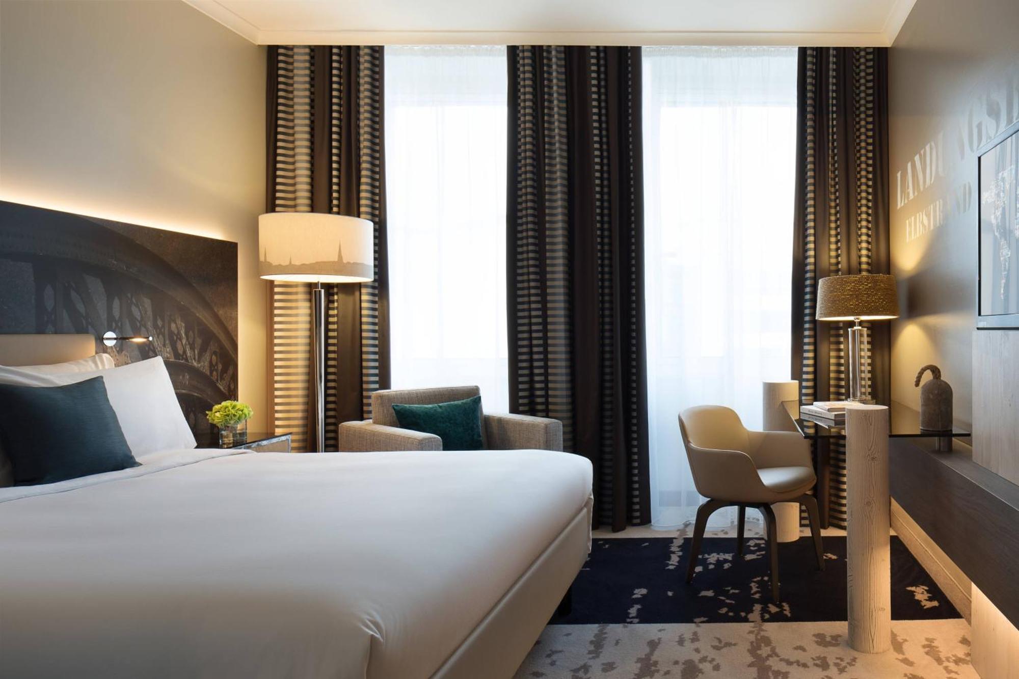 Renaissance Hamburg Hotel Kültér fotó A room at the hotel