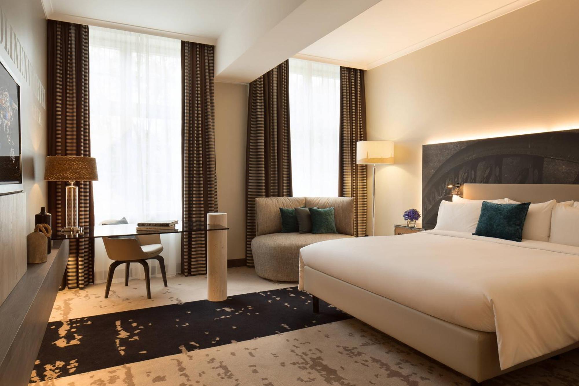 Renaissance Hamburg Hotel Kültér fotó A room at the hotel